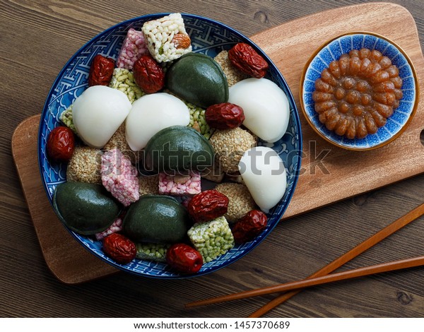 韓国の伝統的な菓子 クッキー ソンピョン 蜂蜜入り餅 ゴマもち餅 元慶 の写真素材 今すぐ編集