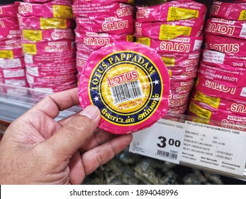 Kota Kemuning, Malaysia - 10 January 2021 : Hand Hold A Packet Of LOTUS Papadam For Sell In The Supermarket With Selective Focus. 