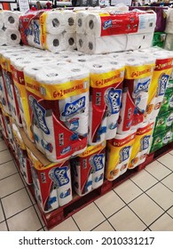 Kota Kemuning, Malaysia - 11 July 2021 : SCOTT Tissues Multi Purpose Roll Packed Display For Sell In The Supermarket With Selective Focus.