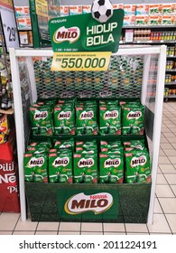 Kota Kemuning, Malaysia - 11 July 2021 : NESTLE Milo Malt Chocolate Packed Inside Mini Goal Display For Sell In The Supermarket With Selective Focus.