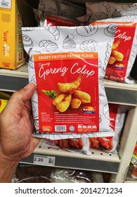 Kota Kemuning, Malaysia - 18 July 2021 : Hand Hold A Packet Of NORAINI'S Crispy Fritter Frying Flour For Sell In The Supermarket With Selective Focus.