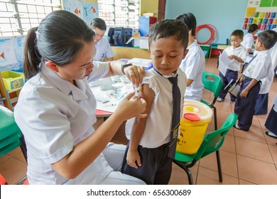 KOTA KINABALU, MALAYSIA-MAY 25, 2017: Nurses Are Vaccinations To School Children Using The Syringe. Doctor Vaccinating BCG At School. Are Treated By The Use Of Sterile Injectable Upper Arm.