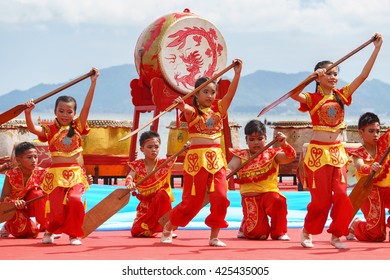 Kota Kinabalu Sabah Malaysia - May 22, 2016 : A Group Of Kids Performing Chinese Dragon Boat Dance During Festival In Kota Kinabalu Sabah On May 22, 2016.