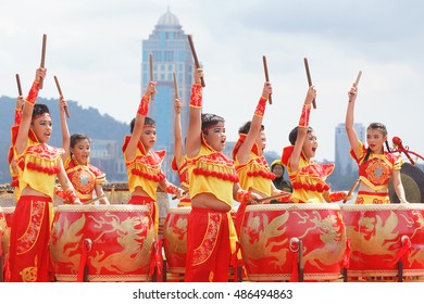 Kota Kinabalu Sabah Malaysia - May 22, 2016 : A Group Of Kids Performing Chinese Dragon Boat Dance During Festival In Kota Kinabalu Sabah On May 22, 2016.