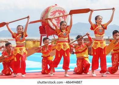 Kota Kinabalu Sabah Malaysia - May 22, 2016 : A Group Of Kids Performing Chinese Dragon Boat Dance During Festival In Kota Kinabalu Sabah On May 22, 2016.