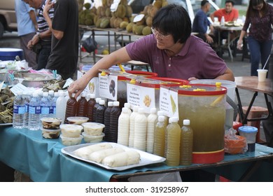 Kota Kinabalu Sabah Malaysia-September 20, 2015:Unidentified Street Food Vendor Arranging Homemade Cordial Juice At Jalan Segama Kota Kinabalu. Jalan Segama Is A Famous Tourist Spot.