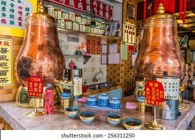 Kowloon, Hong Kong, China- June 9, 2014: Seafood Restaurants In The Temple Street Market Tsim Sha Tsui