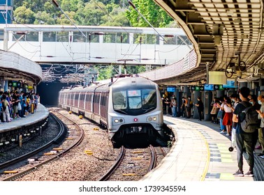 KOWLOON TONG, HONG KONG - MAY 2, 2020: An MTR East Rail Line Metro Train Approaching Kowloon Tong Station Platform. This Train Is Known As Mid-Life Refurbishment (MLR) Train Made By Metro Cammell