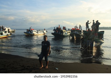 Krakatoa, Indonesia - April 23rd 2017 : Tourists Arrive By Boat Preparing To Land On The Shore Of Mount Anak Krakatau