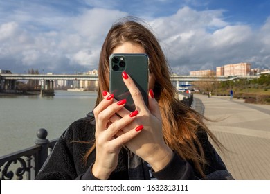 Holding Iphone Back Images Stock Photos Vectors Shutterstock