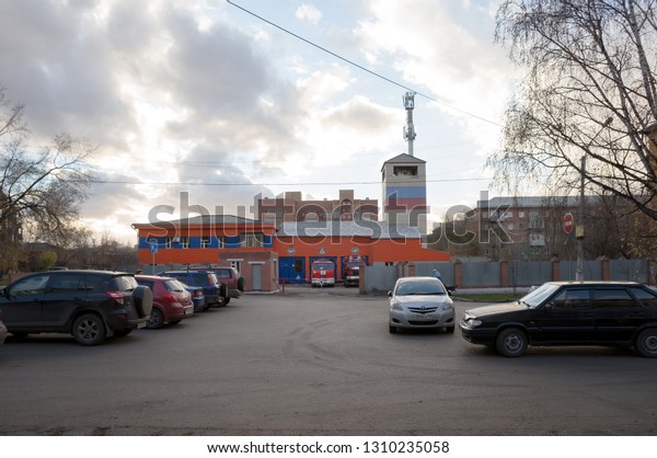 Krasnoyarsk, Krasnoyarsk Region / RF - October 29,\
2018: Cars are parked in front of the fire station on a cloudy\
autumn day.