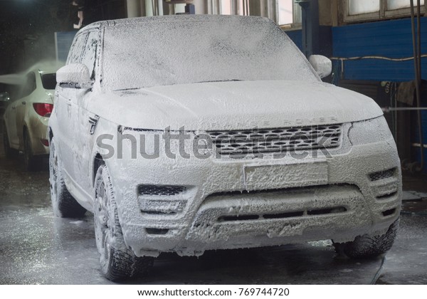 KRASNOYARSK/RUSSIA-November 28 2017 : car Range\
Rover at the car\
wash