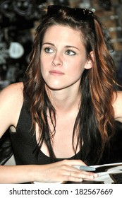 Kristen Stewart At In-store Appearance For TWILIGHT Stars Visit Hot Topics Store, Garden State Plaza, Paramus, NJ, November 14, 2008