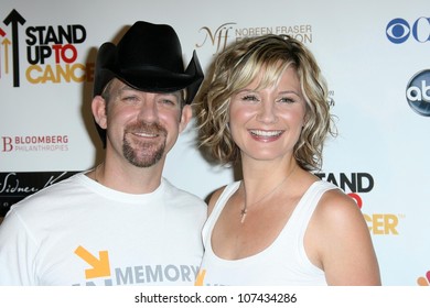 Kristian Bush And Jennifer Nettles  At Stand Up To Cancer. Kodak Theater, Hollywood, CA. 09-05-08