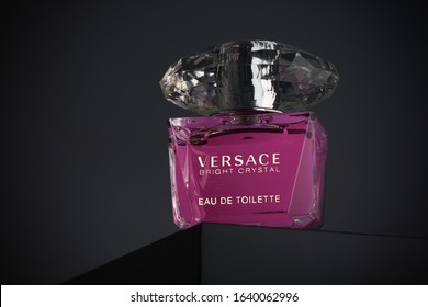 Versace Bright Crystal - Versace Bright Crystal là một trong những sản phẩm nước hoa được yêu thích nhất trên thị trường. Sản phẩm mang đến hương thơm tinh tế và quyến rũ cho chủ sở hữu. Nếu bạn muốn tìm hiểu thêm về sản phẩm này, hãy xem hình ảnh liên quan đến Versace Bright Crystal.