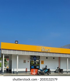 Kuala Kangsar, Malaysia-August 30, 2021: A Shell Select Grocery At Shell Gas Station At Kuala Kangsar City Centre 