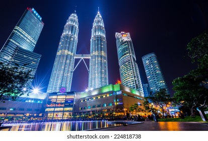 Kuala Lumper, Malaysia - April 09, 2014: KUALA LUMPUR, MALAYSIA - April 09: Petronas Towers In Night Scene At Kuala Lumpur