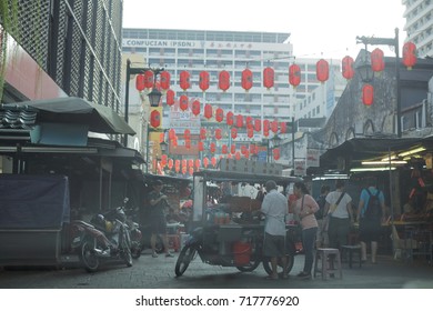KUALA LUMPUR - 07 JAN 2017 Malaysia: Petaling Stree, The Street Is A Long Market Which Specializes In Counterfeit Clothes, Watches And Shoes. Famous Tourist Attraction
