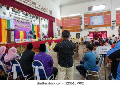 KUALA LUMPUR, 21 NOV 2018. Unidentified Students And Parents During Year End Prize Giving Caremony At Primary School In Selangor, Malaysia.