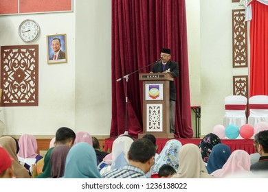 KUALA LUMPUR, 21 NOV 2018. Unidentified Students And Parents During Year End Prize Giving Caremony At Primary School In Selangor, Malaysia.