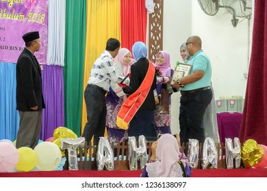 KUALA LUMPUR, 21 NOV 2018. Unidentified Students And Parents During Year End Prize Giving Caremony At Primary School In Selangor, Malaysia.