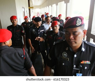 KUALA LUMPUR - APRIL 06 : Malaysian Opposition Leader Anwar Ibrahim With Police During An Court Case In Kuala Lumpur On April 06, 2017

