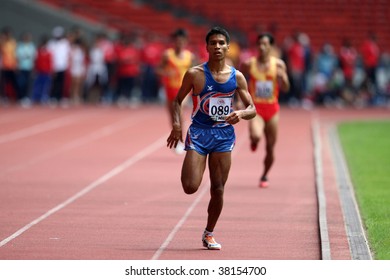 KUALA LUMPUR - AUGUST 15: Thailand's Visually Impaired Athlete Wins The 800m Race At The Track And Field Event Of The Fifth ASEAN Para Games On August 15, 2009 In Kuala Lumpur.