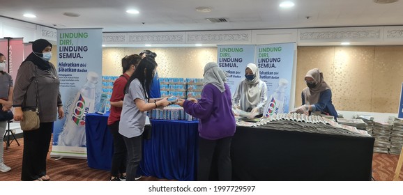 KUALA LUMPUR - JUNE 21, 2021: Distribution Of The Complimentary Free Newspaper And Isotonic Drinks To Public After Vaccinate COVID-19 Vaccines At WTCKL, World Trade Centre Kuala Lumpur