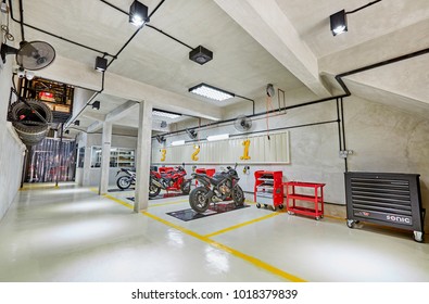 Imagenes Fotos De Stock Y Vectores Sobre Motos Taller Shutterstock