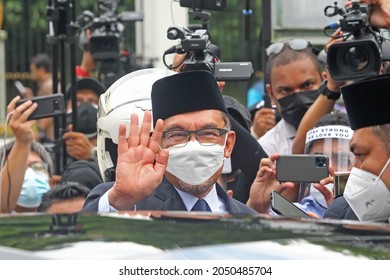 KUALA LUMPUR MALAYSIA - 12 JUNE 2021: Dato' Seri Anwar Bin Ibrahim Leader Of The Pakatan Harapan Coalition Wave His Hand To Media In Kuala Lumpur.