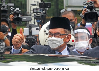 KUALA LUMPUR MALAYSIA - 12 JUNE 2021: Dato' Seri Anwar Bin Ibrahim Leader Of The Pakatan Harapan Coalition Wave His Hand To Media In Kuala Lumpur.