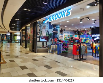 brooks shoes retail stores