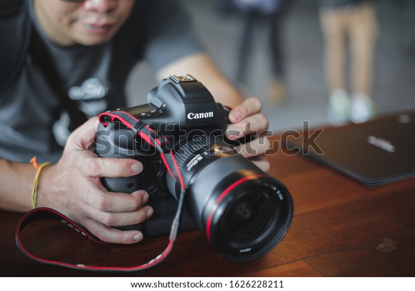 Kuala Lumpur,\
Malaysia - 19 January 2020 : person testing the new Canon 1DX Mark\
iii with Canon L series lens\
