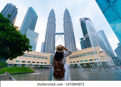 Kuala Lumpur, Malaysia 25/7/2019 A Woman Tourist Is Sightseeing The Petronas Twin Tower KLCC In Kuala Lumpur.