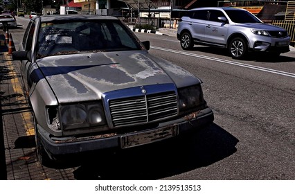 Kuala Lumpur, Malaysia – 27 March 2022: The Damaged Mercedes 230E Was Left On The Side Of The Road Causing Traffic Disruption.
