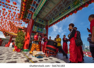 KUALA LUMPUR, MALAYSIA - 28TH JANUARY 2017; Malaysian Traditional Lion Dance Performs A Drums Routine Outside The Thean Hou Temple During Chinese New Year 2017 Celebrations In Kuala Lumpur.