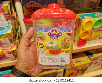 Kuala Lumpur, Malaysia - 29 November 2018 : Hand Hold A Container Of PLAY-DOH Kitchen Creation For Kids Play Display For Sell In The Supermarket.Play-Doh is A Children's Modeling Compound