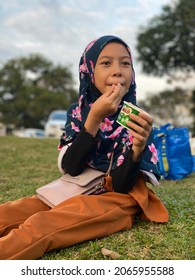 Kuala Lumpur, Malaysia - 29 October  2021 . An Asian Girl Eating  Nestle Milo  Ice Cream At The Park