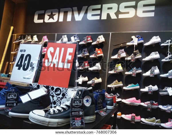 converse outlet hours