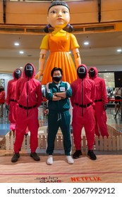 KUALA LUMPUR, MALAYSIA - 31 OCTOBER, 2021 : Guard, Player and Giant Doll from Squid Game at the roadshow for the promotion of new Netflix show. 