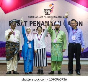 KUALA LUMPUR, MALAYSIA - APRIL 28, 2018 : President Peoples Justice Party (PKR) Wan Azizah (2L) A Candidate For Pakatan Harapan In Pandan (P100) Parliament During Nomination Day 14th General Election.