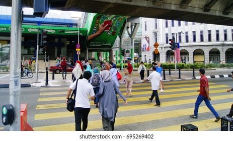 KUALA LUMPUR, MALAYSIA, AUGUST 13, 2017 : Pedestrian Crossing Jalan Tun Perak Road In Kuala Lumpur Near Masjid Jamek LRT Station.