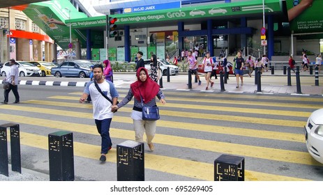 KUALA LUMPUR, MALAYSIA, AUGUST 13, 2017 : Pedestrian Crossing Jalan Tun Perak Road In Kuala Lumpur Near Masjid Jamek LRT Station.