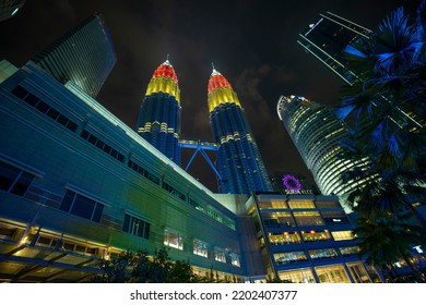 Kuala Lumpur, Malaysia. August 31st, 2022 : Night View Of Petronas Twin Towers KLCC Which Lights Up 
Malaysian Flag Color During Malaysia Independance Day 