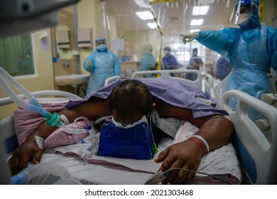 KUALA LUMPUR, MALAYSIA - AUGUST 8, 2021 : Photographs Of Health Staff Performing The Treatment Process On Covid-19 Patients In A Hospital.