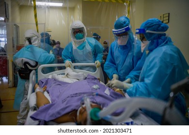 KUALA LUMPUR, MALAYSIA - AUGUST 8, 2021 : Photographs Of Health Staff Performing The Treatment Process On Covid-19 Patients In A Hospital.