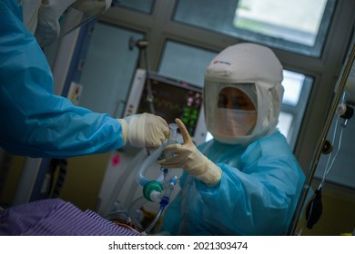 KUALA LUMPUR, MALAYSIA - AUGUST 8, 2021 : Photographs Of Health Staff Performing The Treatment Process On Covid-19 Patients In A Hospital.