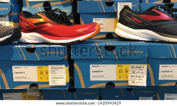 brooks running factory outlet
