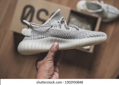 adidas Yeezy Boost 350 V2 Core Black White .com