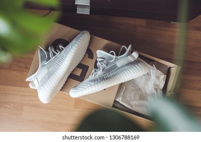 [ nh &Video Th t] Giy Sneaker Yeezy Boost 350 V2 Static ph n quang